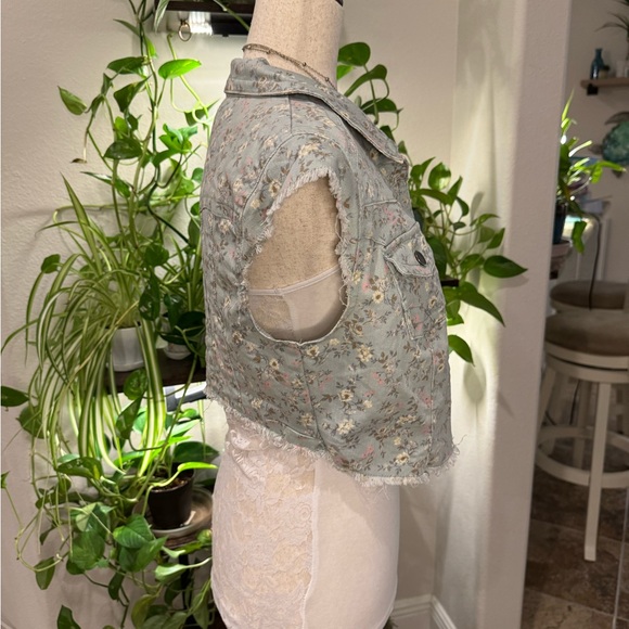 No Boundaries Light Blue Floral Jean Vest - Picture 3 of 6
